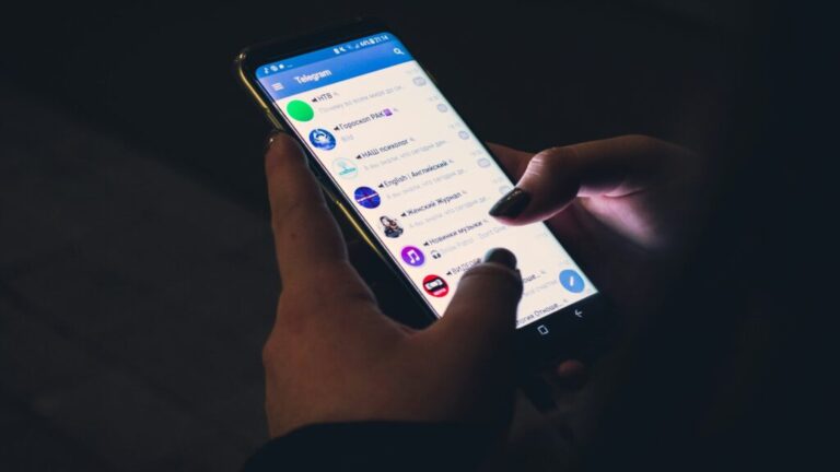 Telegram vs WhatsApp: Which Messaging App is Best for You? (Update 2025)